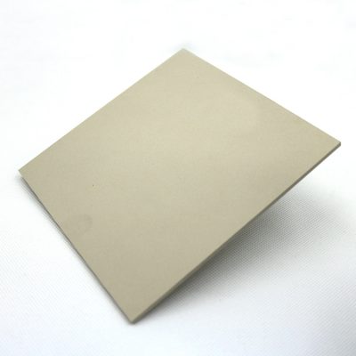 Lastra in ceramica porosa di allumina