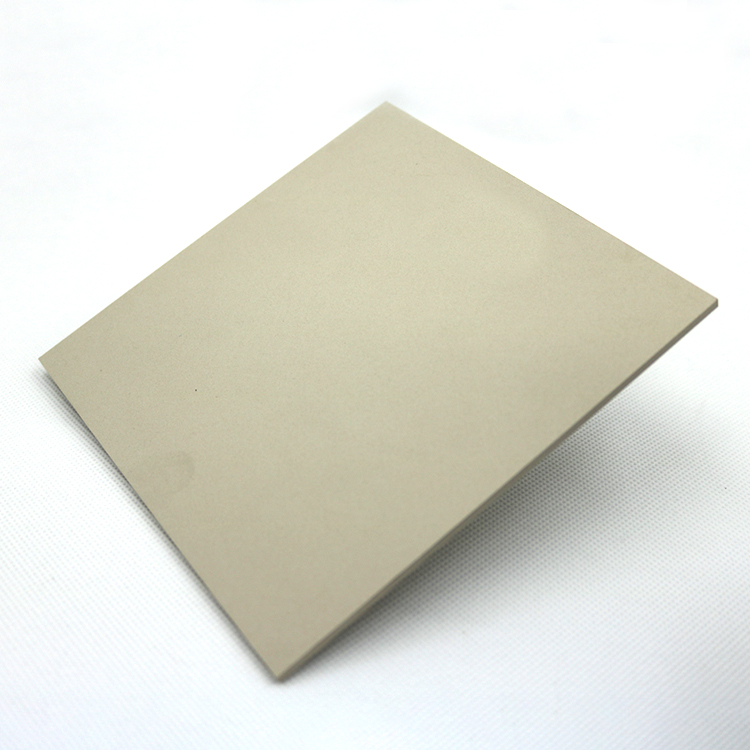 Lastra in ceramica porosa di allumina
