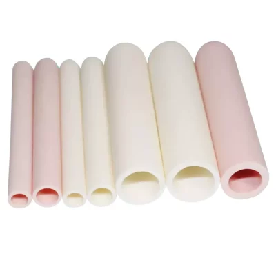 Alumina thermokoppel beschermingsbuizen in verschillende diameters op een rij gezet ter vergelijking