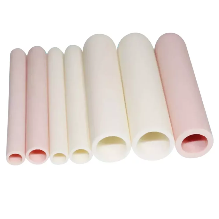 Alumina thermokoppel beschermingsbuizen in verschillende diameters op een rij gezet ter vergelijking
