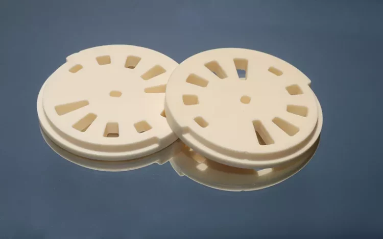 Keramik alumina memiliki ketahanan panas yang kuat dan dapat digunakan dalam berbagai aplikasi suhu tinggi yang keras