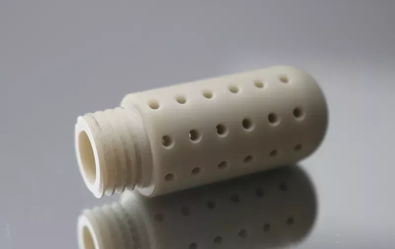 I componenti ceramici in nitruro di alluminio lavorati con precisione sono ideali per applicazioni termiche ed elettriche impegnative. Una varietà di parti ceramiche in nitruro di alluminio con elevata conduttività termica e isolamento, utilizzate nei settori elettronico, energetico e aerospaziale.