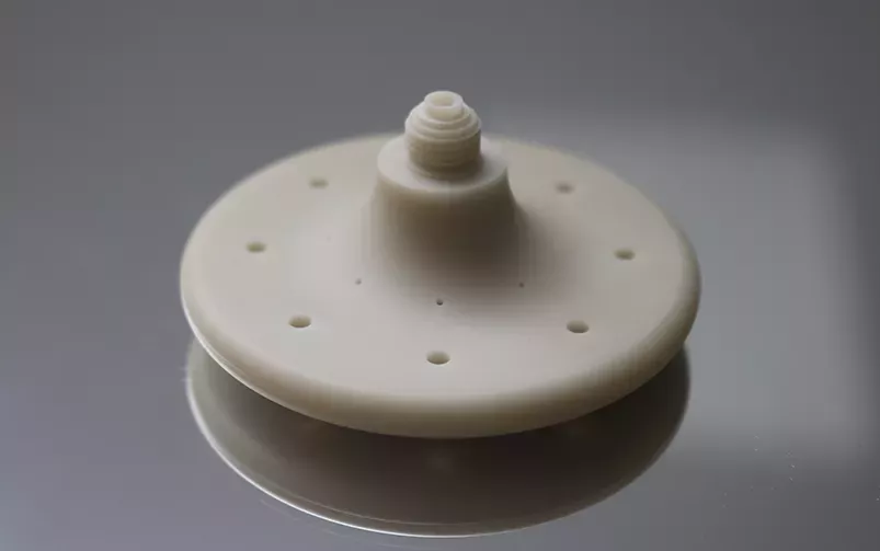 La ceramica di nitruro di alluminio è comunemente utilizzata nell'elettronica di potenza per le sue eccellenti capacità di dissipazione del calore e di isolamento. Un singolo componente ceramico in nitruro di alluminio caratterizzato da elevata conduttività termica e isolamento elettrico, ideale per applicazioni elettroniche.