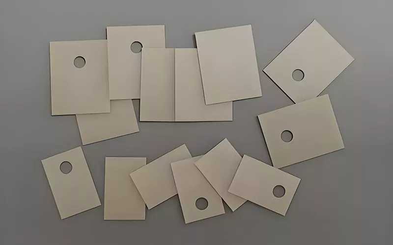 Un dissipatore di calore ceramico in nitruro di alluminio progettato per una gestione termica efficiente nei dispositivi elettronici e di potenza.