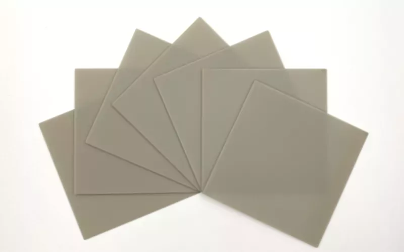 I substrati di nitruro di alluminio sono ampiamente utilizzati per la dissipazione del calore nei moduli elettronici ad alta potenza e nel packaging dei chip. Substrato ceramico piatto in nitruro di alluminio con elevata conduttività termica e isolamento, utilizzato nei semiconduttori e nell'elettronica di potenza.