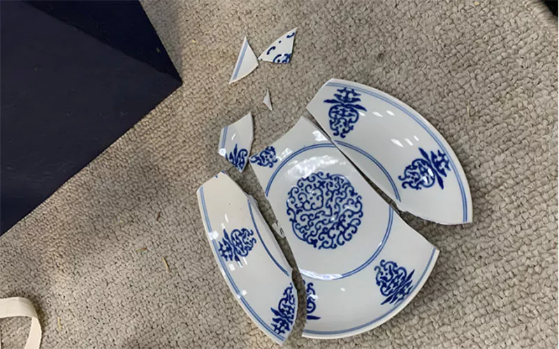 La ceramica è fragile e si rompe facilmente