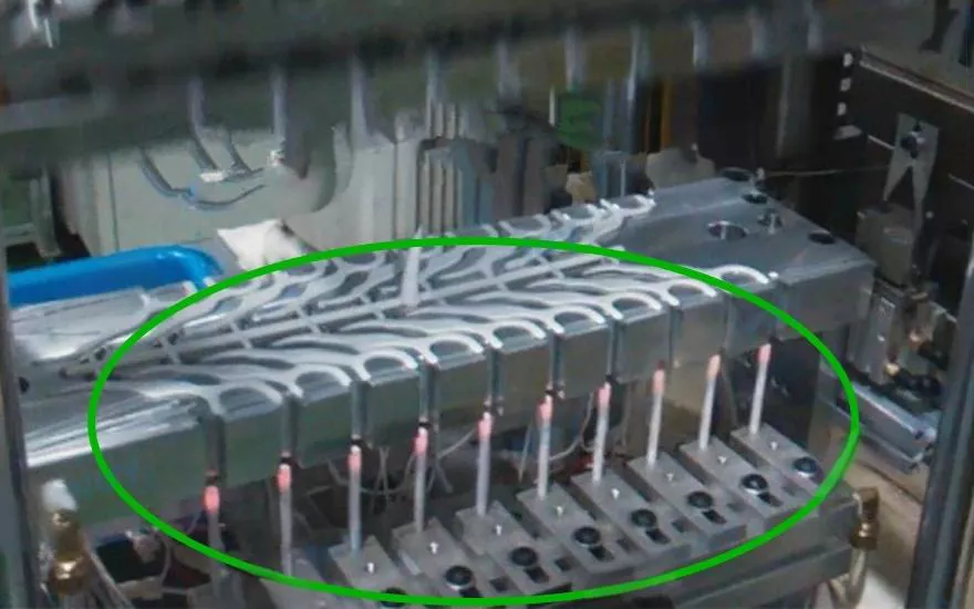 Application of ceramic heating element in water flosser for rapid water heating.