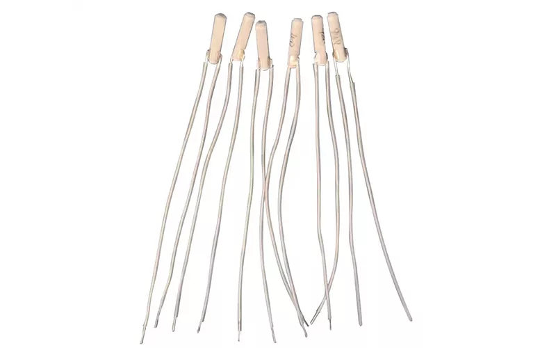 Compact ceramic heating element powered by a 3.7V rechargeable battery