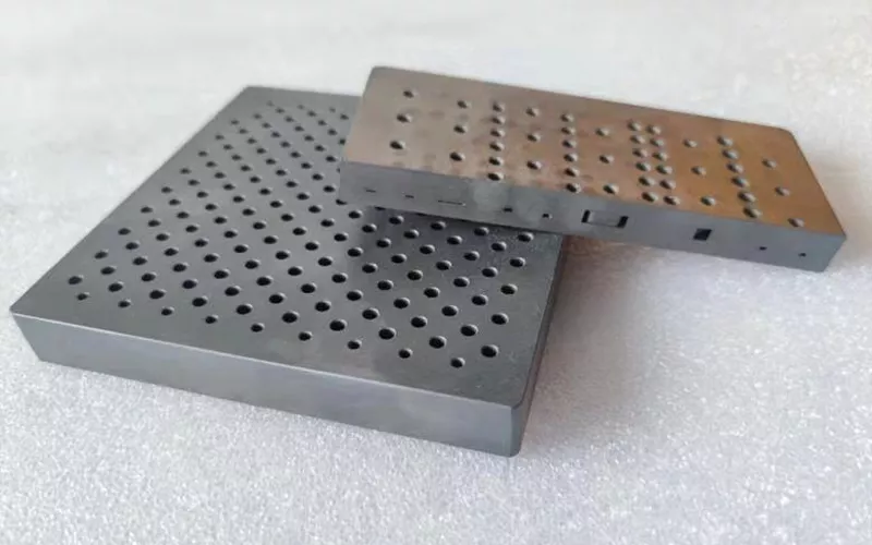 SiC ceramic heat exchanger plate with excellent thermal conductivity