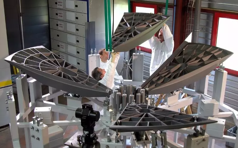 SiC mirror segments in aerospace assembly