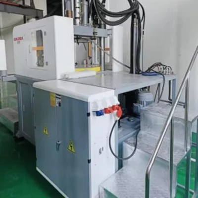 Vertical injection molding machine
